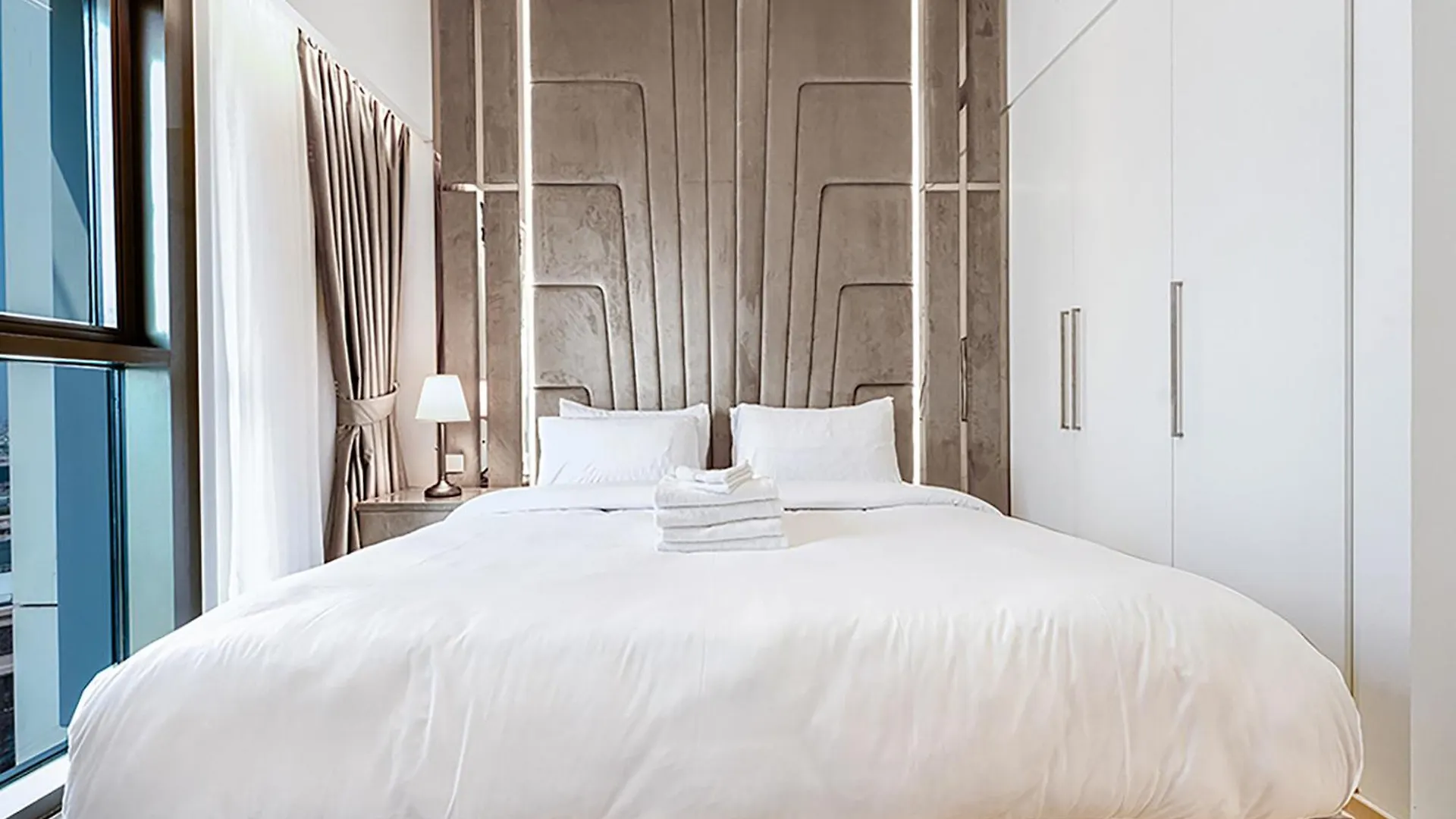 Stayis -Spacious & Luxury 1 Bedroom Room Apartment Dubai